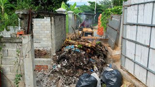Bulldozer push the trash and fight the wall