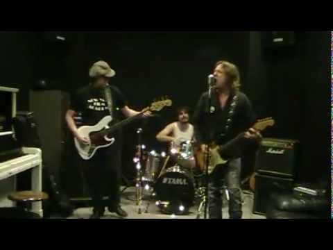 The Insane Silverbacks "we wont take no..for an answer"Live from the gorilla cave.. bekijken op YouTube