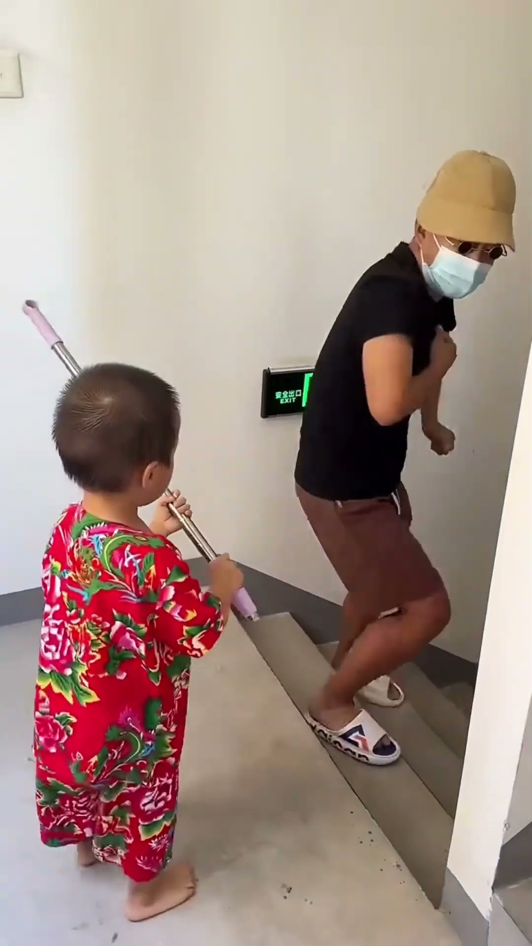 When my mother was in danger  the three-year-old adorable baby stepped forward# Cute baby#Cute# goo