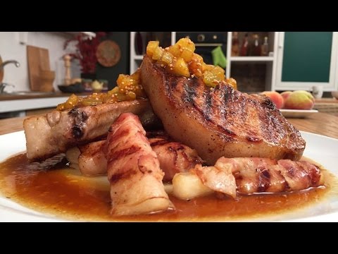 გურმანია - ბეკონში გამომცხვარი ნესვი და ღორის სტეიკი ატმის სოუსით