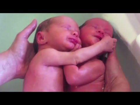 Video: VIDEO! Novorozeneční dvojčata mají v lázni cvadlo