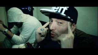 Video thumbnail of "GUE' PEQUENO FT. CANEDA - IL RAGAZZO D'ORO OFFICIAL VIDEO"