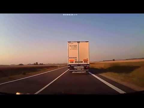 Kelyje Via baltica visureigis taranuoja sunkvežimį