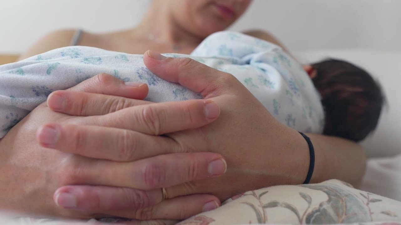 How much milk is baby drinking? Device offers data to breastfeeding moms — WGN Evening News