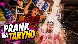 TARY DOSTAL MOUKOU PŘÍMO NA HLAVU! 😱 *ŠÍLENÝ PRANK*