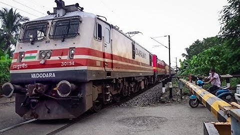 Huge Traffic jam at Railgate | Twin Loco led Furious Train Skip level Crossing | Intercity Express