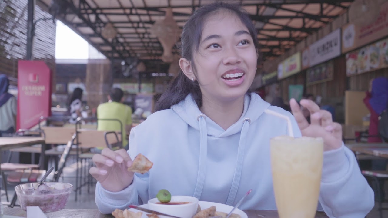 Makan siang di Kampung Artis, Lebak Bulus - YouTube