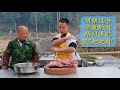 再用15斤猪前夹肉和60个鸡蛋做年菜“粑粑肉”“蒸肉糕”送给同事们(请打开cc字幕看字幕)