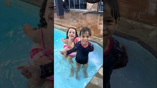 Comendo Doce Na Piscina