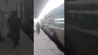 karakoram express arrival rohri junction #pakraillovers #train #railtrack #travel
