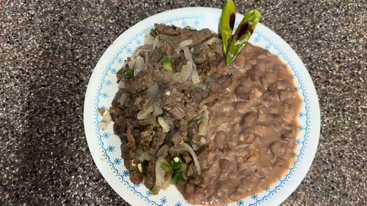  bistec encebollado, con frijolitos refritos un platillo que no pude faltarle en los hogares Méx 