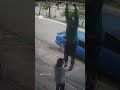 Un Hombre Queda Colgado del Techo