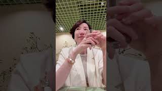 💡패턴 가득한 팬츠에 부드러운 톤온톤 무드의 이너와 재킷를 입어 줬어요. 블루톤의 슈즈를 신어 줘서 색감을 받쳐 주고 화려한 컬러의 액세서리를 착용.
