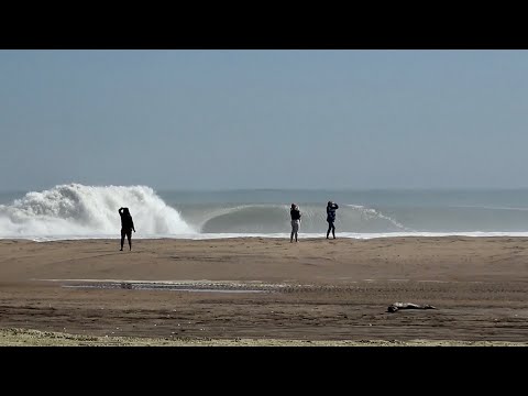 WHAT HAPPENS WHEN 25 PRO SURFERS SHOW UP FOR THE SAME WAVE AND THE WAVE WINS!