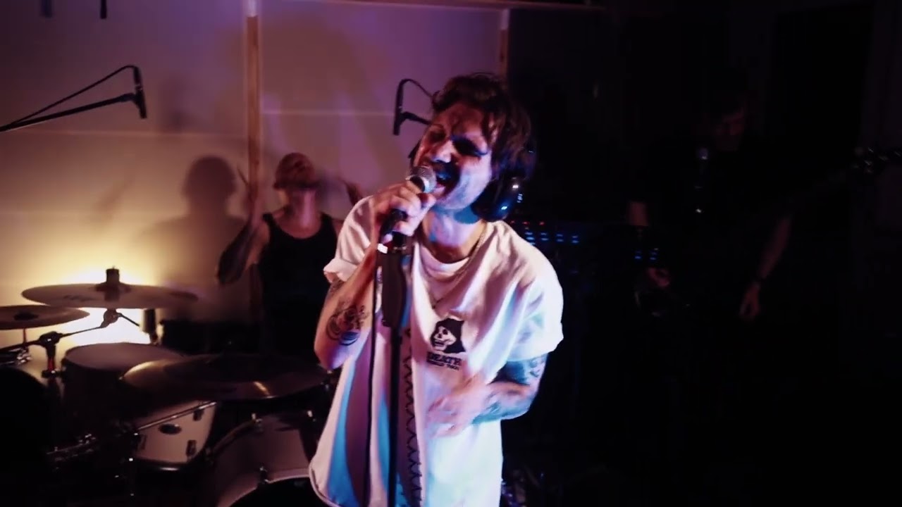 quietshore - Space between us