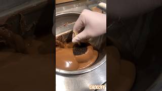 Chocolate Oreo caramel apple #yummy #chocolate #apple #youtubeshorts