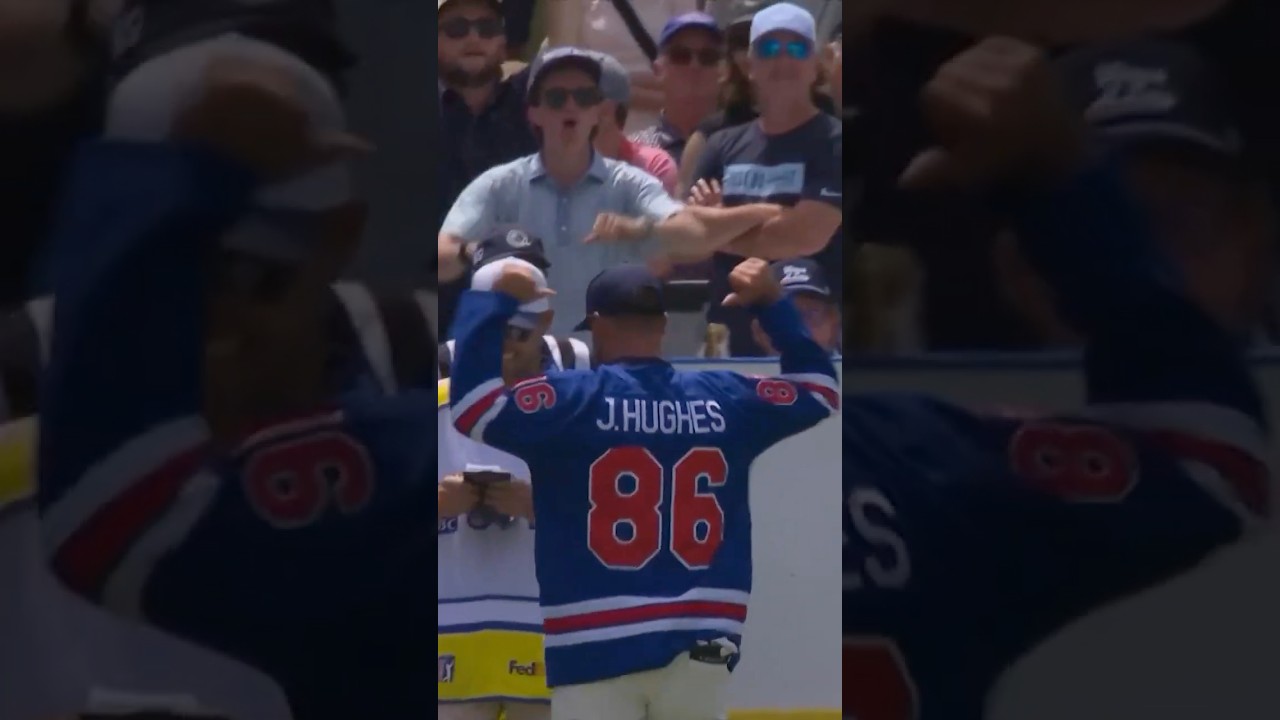 🇺🇸🏒 Wyndham Clark shows up in a USA hockey jersey at the RBC Canadian Open