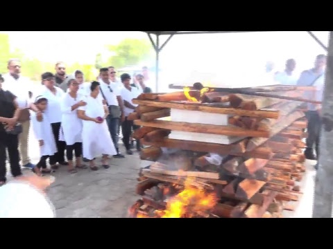 Video: Indiase Baby Herleefde Voor Crematie - Alternatieve Mening