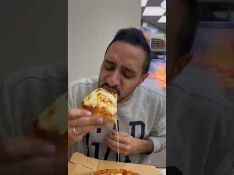 بيتزا فيها نص كيلو جبنة و عليها واحدة هدية