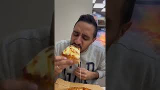 بيتزا فيها نص كيلو جبنة و عليها واحدة هدية 🍕