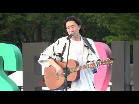 싱어송라이터 전주홍 - <strong>강산에</strong> - 거꾸로 강을 거슬러 오르는 저 힘찬 연어들처럼 . 문화가 흐르는 서울광장 .
