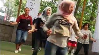 Download lagu Chrisye Anak Sekolah feat Boedoet 90 Flash Mob Dance