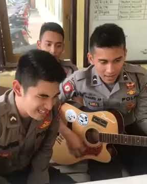 viral ! - Polisi ganteng ini nyanyi lagu dewa 19