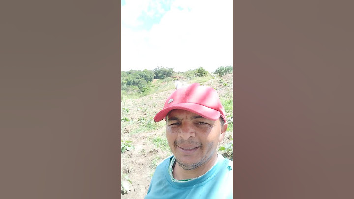terminando de limpar o jiló