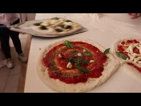 Video: Naples Cuisine: Pizza Nrog Qos Yaj Ywm Thiab Rosemary