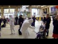 Pour Noël, les Voca People réchauffent la Gare du Nord - Flashmob (Full Version)