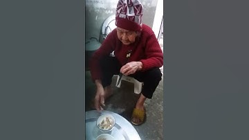 Bữa cơm đạm bạc của hai bà cháu ngày cận tết