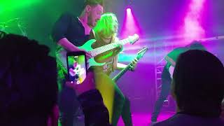 Angel Vivaldi & Nita Strauss - Serotonin(live)