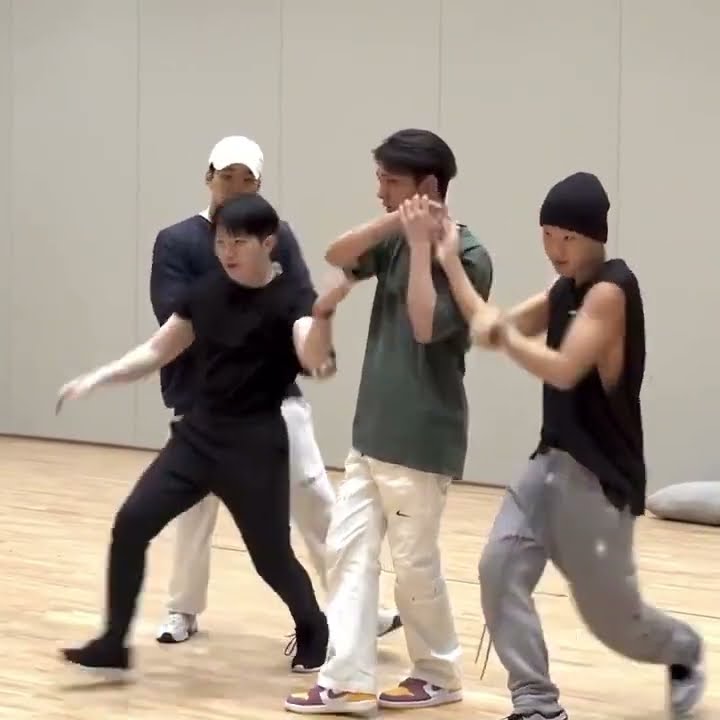 Joshua slapped his face when he made a mistake during their practice💎#seventeen#joshua#hoshi#woozi