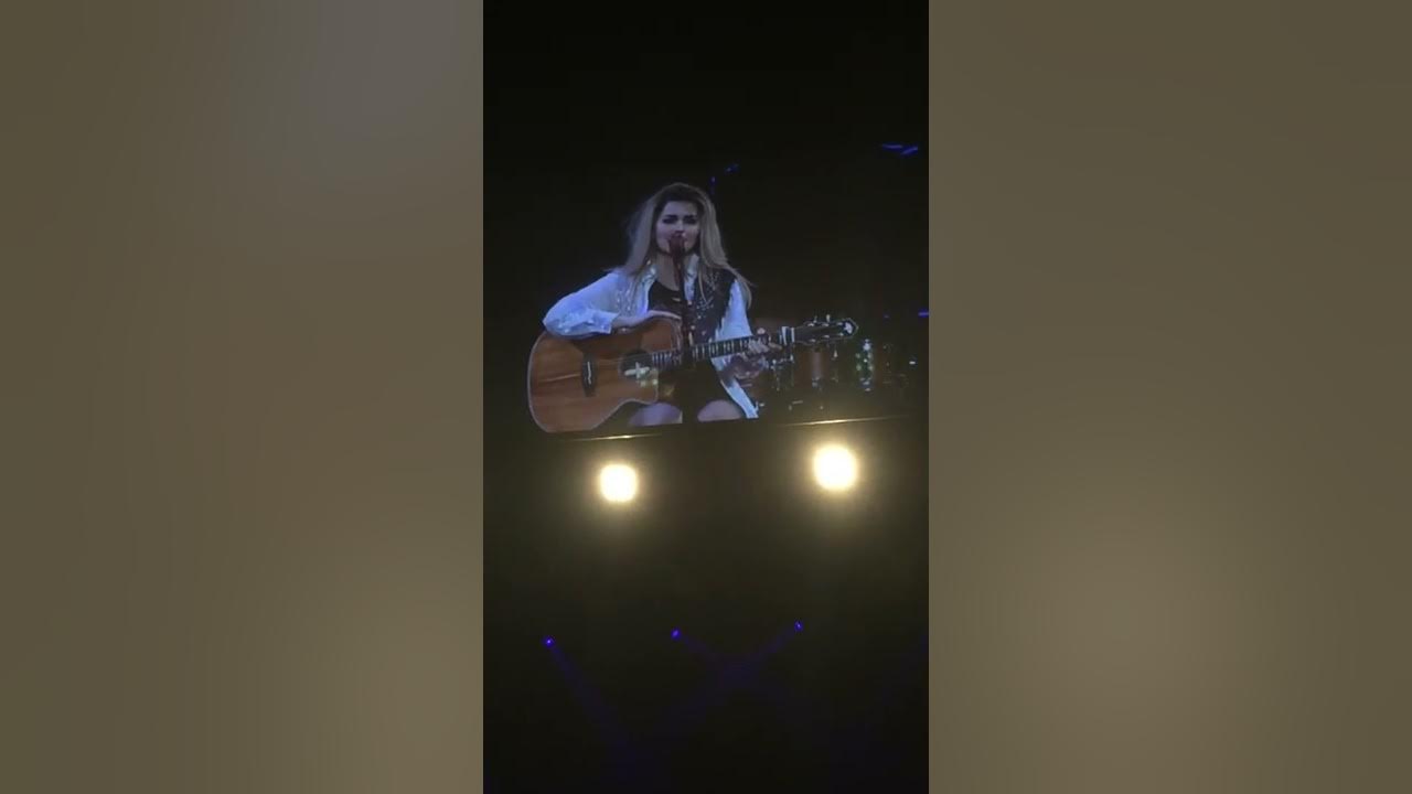Shania Twain Talking to audience (Live from Rock This Country Tour Saint Louis 08/2015