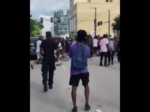 Protesters destroy police car in Houston, Taxes BLM George Floyd