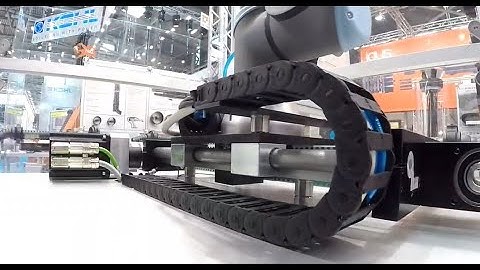 Cobot UR3 de Universal Robots sobre 7º eje lineal drylin ZLW