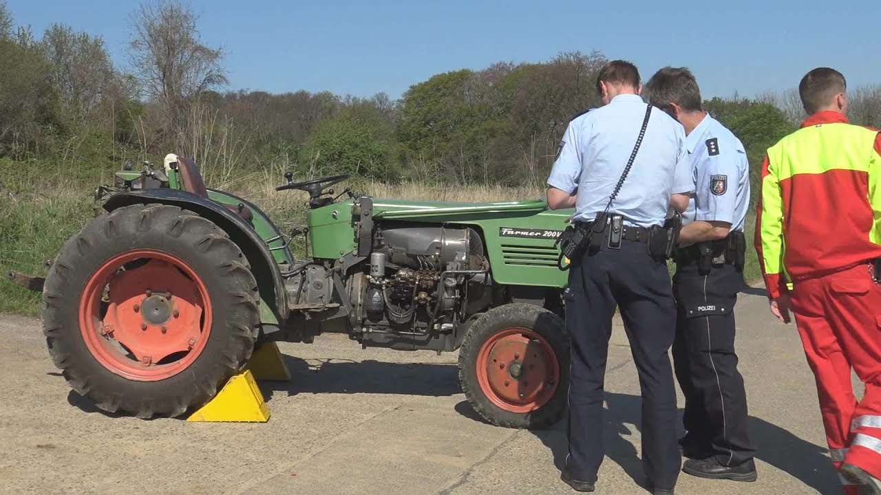 Traktorfahrer von Traktor erfasst - Lebensgefahr in Bornheim-Roisdorf