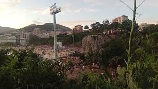 tirando foto na pedra faz fila no arpoador