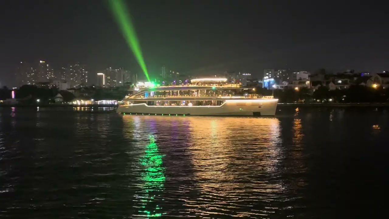 Cruise boat reversing course in Saigon River (Tàu du lịch đổi hướng trên sông Sài Gòn.)