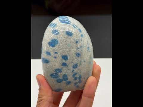 КВАРЦ З ЛАЗУЛІТОМ - натуральний полірований камінь - Мадагаскар, видео 1