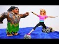 Видео про игрушки из мультфильмов. Школа гимнастики Куклы Барби - Выручаем Мауи из сети!