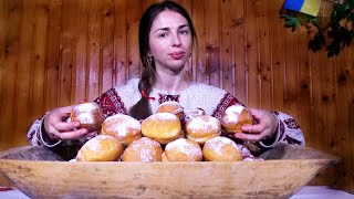 Девушка в украинском селе готовит Рождественские 