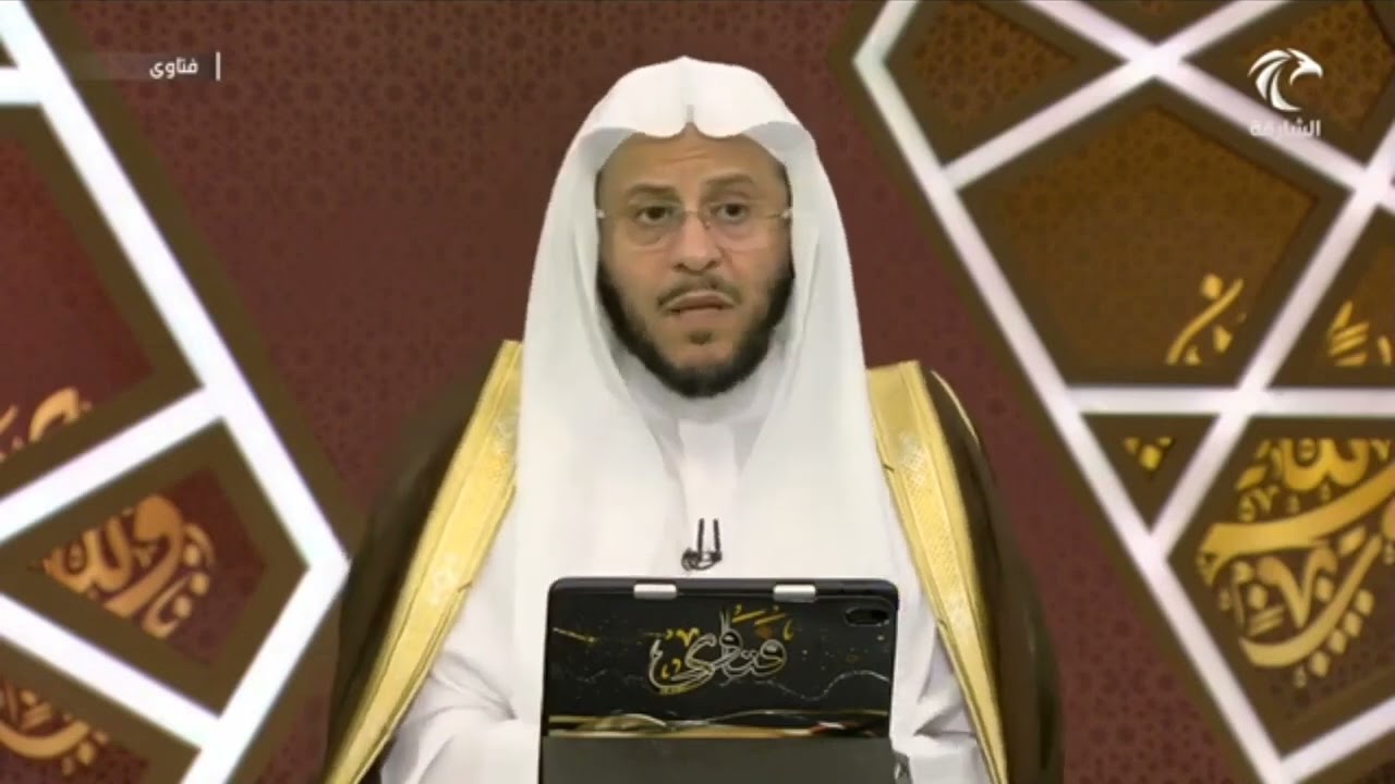 اكتشفت أن إمام المسجد يقرأ القرآن من الساعة الإلكترونية، فما حكم ذلك؟ | الشيخ عزيز بن فرحان