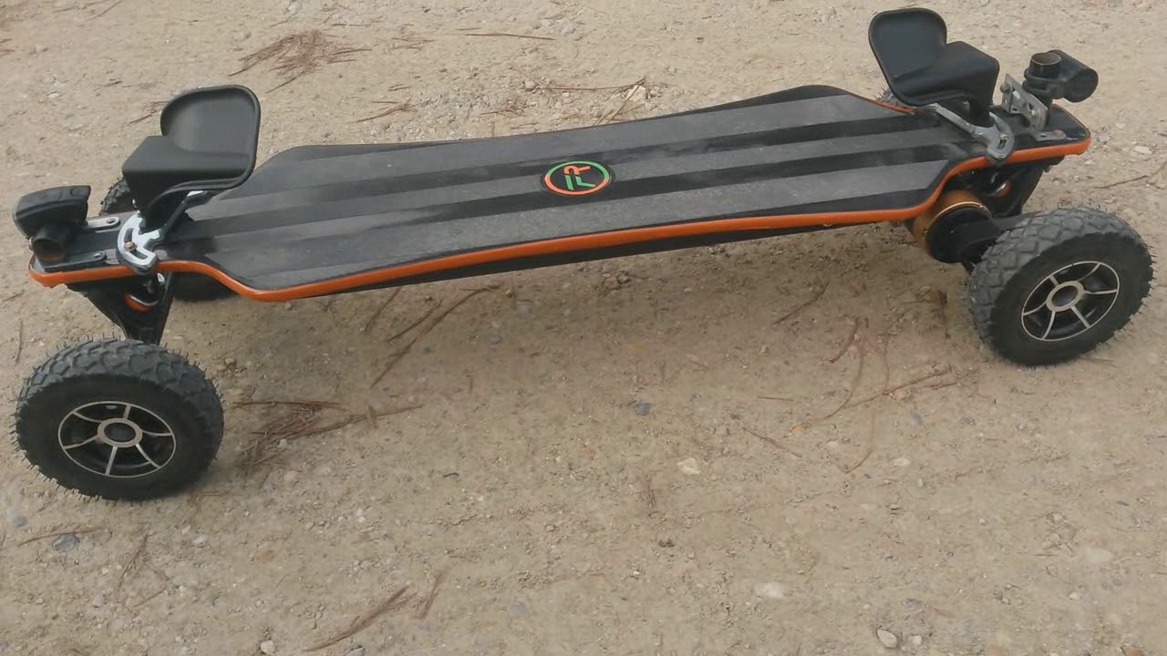 skateboard en carbone Airbus upcyclé et carton