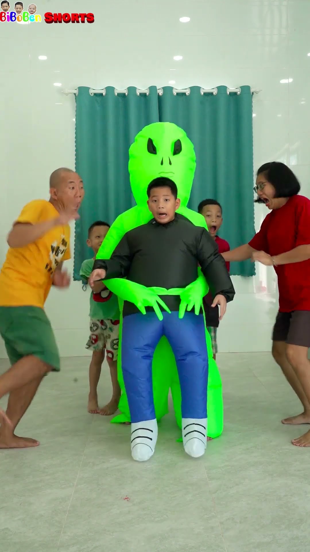 Đang đi thì gặp chó sủa ???