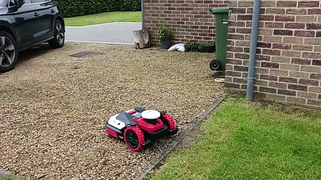 Le système anti-patinage du Kress RTK évite  l'enlisement dans les pierrailles.