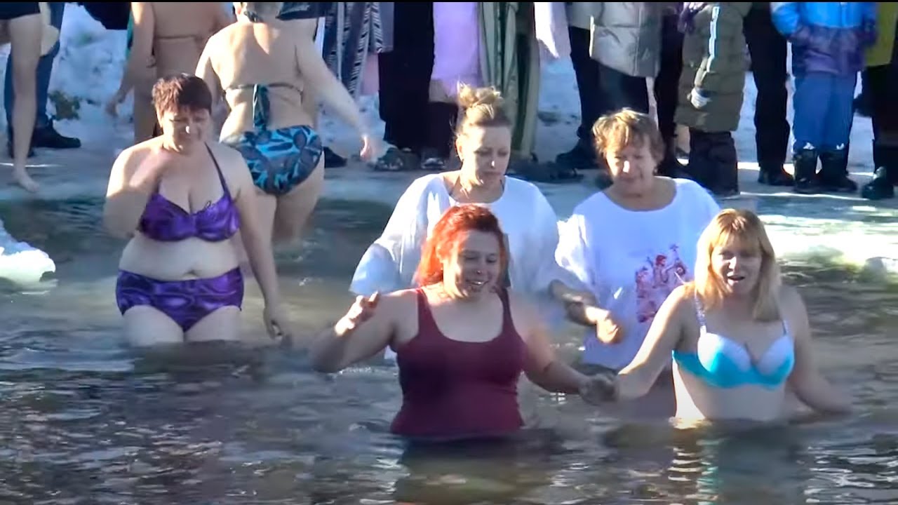 Купание в проруби 19 января Swimming in the ice hole in winter सर्दियों में बर्फ के छेद में तैरना