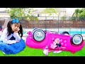 艾玛和珍妮假装玩驾驶米妮老鼠汽车玩具Emma＆Jannie Pretend Play with Minnie Mouse Car