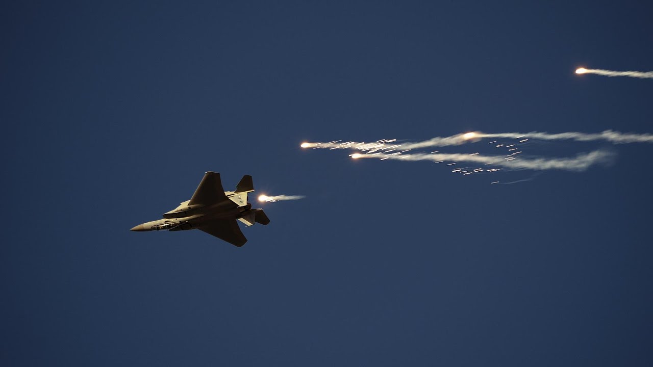 WDS2026 Саудовский F-15SA высокоплотный сброс тепловых ловушек и демонстрация высокой манёвренности
