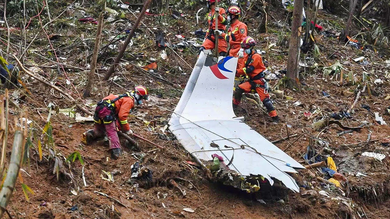 Крушение дело. Авиакатастрофа Боинг 737. Крушение Боинга 737 в Китае. Место крушения китайского Boeing.